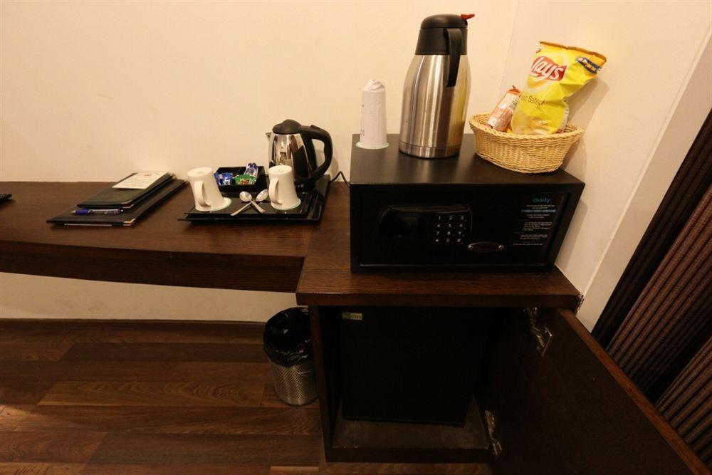 Hotel Le Roi Near New Delhi Railway Station Экстерьер фото