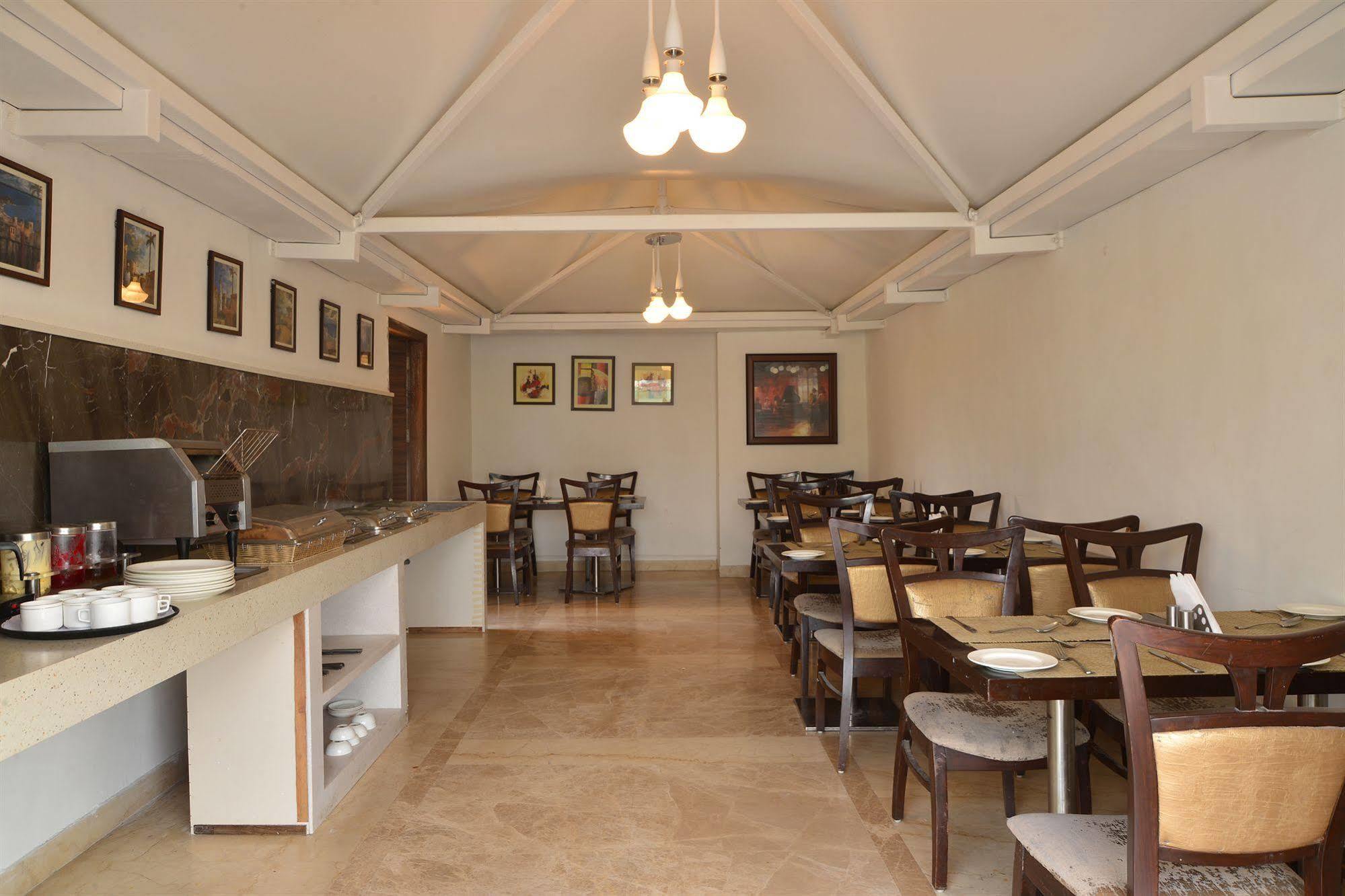 Hotel Le Roi Near New Delhi Railway Station Экстерьер фото
