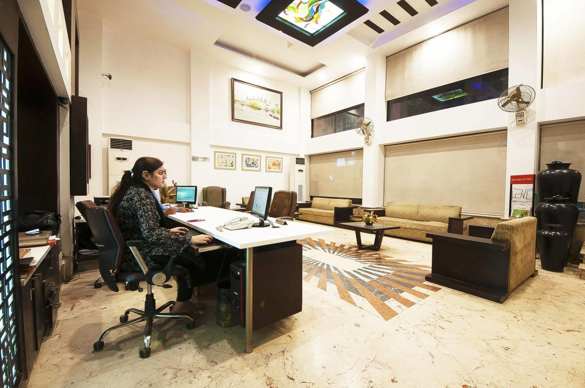 Hotel Le Roi Near New Delhi Railway Station Экстерьер фото